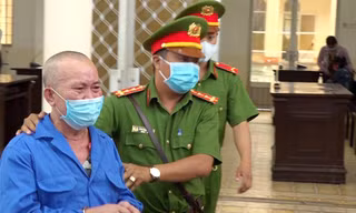 Hiếp dâm bạn của cháu nội, 'yêu râu xanh' lĩnh 15 năm tù