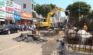 Đường phố Cần Thơ ngổn ngang, 'bẫy đinh' những ngày cận Tết