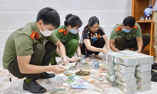 Thu giữ số lượng lớn ngoại tệ khi bắt quả tang 2 kẻ mua bán vàng nhập lậu