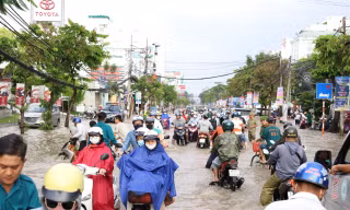 Cần Thơ tiếp tục cho học sinh dừng học trực tiếp vì triều cường