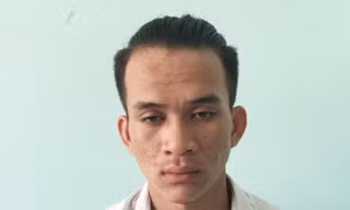 Bị yêu cầu đo thân nhiệt, 2 thanh niên vác dao chém cán bộ phòng dịch 
