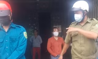 Một gia đình bị người dân bao vây vì tuyên bố vỡ hụi hàng chục tỷ đồng 