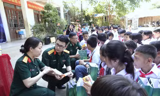 Các đơn vị quân đội chăm lo sức khỏe cho trẻ em vùng cao biên giới