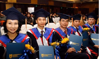 Học viên nhận bằng Thạc sĩ Quản trị Kinh doanh tại Khoa Quốc tế ĐHQG Hà Nội 