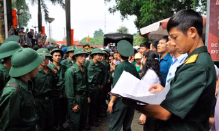 Thanh niên trên địa bàn TP Hà Nội lên đường thực hiện nghĩa vụ quân sự. Ảnh: Công Khanh