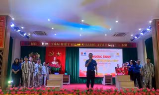 Đoàn viên, thanh niên Thủ đô giao lưu văn nghệ với các phạm nhân đang cải tạo tại TRại giam Suối Hai, Ba Vì, Hà Nội.