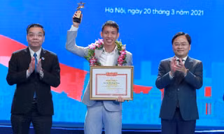 Anh Nguyễn Anh Tuấn, Ủy viên T.Ư Đảng, Bí thư thứ nhất T.Ư Đoàn, Chủ tịch T.Ư Hội LHTN Việt Nam (bên phải) và ông chu Ngọc Anh, Ủy viên T.Ư Đảng, Chủ tịch UBND TP Hà Nội (bên trái) trao tặng phần thưởng cho Gương mặt trẻ Thủ đô tiêu biểu 2020.