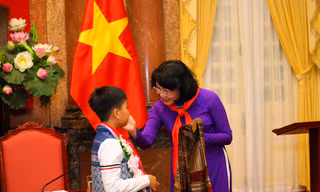 Phó Chủ tịch nước Đặng Thị Ngọc Thịnh tặng quà đại biểu Cháu ngoan Bác Hồ tỉnh Nghệ An.