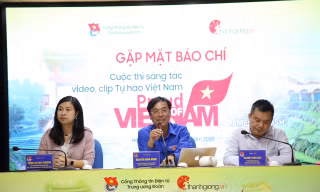 Anh Nguyễn Bình Minh, Chánh Văn phòng T.Ư Đoàn, Trưởng Ban biên tập Cổng thông tin điện tử T.Ư Đoàn giới thiệu về Cuộc thi sáng tác video, clip Tự hào Việt Nam bằng tiếng Anh. Ảnh: Lâm Đăng Hải