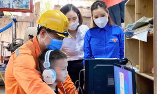 Các kỹ sư EVN Hà Nội trực tiếp mang máy tính đến tặng, lắp ráp và hướng dẫn sử dụng cho các em nhỏ.
