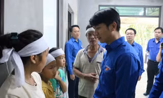 Bí thư thường trực T.Ư Đoàn Nguyễn Ngọc Lương thăm, tặng quà người dân vùng lũ Hòa Bình