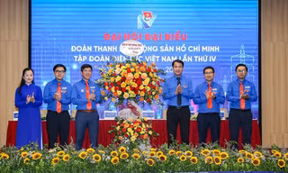 Bí thư T.Ư Đoàn Ngô Văn Cương (thứ 3, từ bên phải sang) tặng hoa chúc mừng Đại hội Đoàn EVN