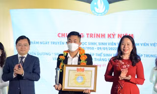 Bà Võ Thị Ánh Xuân, Phó Chủ tịch nước và anh Nguyễn Anh Tuấn, Bí thư thứ nhất T.Ư Đoàn trao danh hiệu "Sinh viên 5 tốt" cấp T.Ư năm 2021. Ảnh: Dương Triều