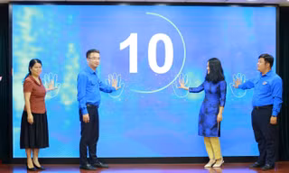 Các đại biểu nhấn nút phát động cuộc thi tương tác trực tuyến “Thanh niên chuẩn - Nói không với định kiến giới”.