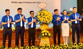 Anh Nguyễn Minh Triết, Bí thư T.Ư Đoàn, Chủ tịch T.Ư Hội SVVN (thứ 3, từ phải sang) tặng hoa chúc mừng đại hội.