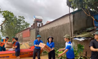 Thanh niên tình nguyện lăn xả vào vùng lũ hỗ trợ người dân
