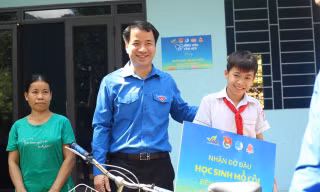 'Có lẽ con là người hạnh phúc nhất trong lễ khai giảng năm học mới này'