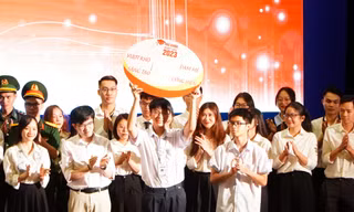 Nữ sinh từng chạy grab lo tiền học thành thủ khoa xuất sắc 