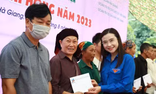 Sôi nổi Chiến dịch tình nguyện Kỳ nghỉ hồng cấp Trung ương tại biên giới Hà Giang
