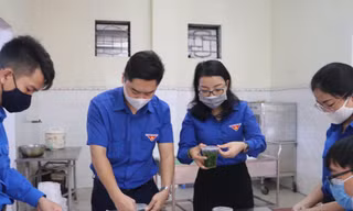 Chị Nguyễn Thị Thơm, quyền Bí thư Tỉnh Đoàn Nghệ An (thứ 2, từ phải qua), cùng các tình nguyện viên chuẩn bị đồ ăn cho người dân tại khu cách ly tập trung.