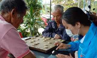 DDVTN đến từng nhà hỗ trợ người dân khai báo y tế
