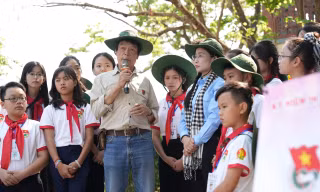 Con trai Đại tướng Võ Nguyên Giáp nói chuyện với thiếu nhi về Chiến thắng Điện Biên Phủ