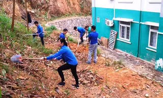 Đoàn viên thanh niên tham gia vệ sinh môi trường