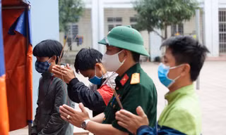 Anh Nguyễn Văn Lộc viếng cha tại bàn thờ được lập tại khu cách ly tập trung trường Phổ thông dân tộc nội trú THPT số 2 Nghệ An