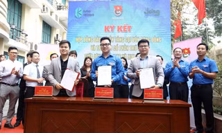 Thành Đoàn Hà Nội ký kết các biên bản ghi nhớ hợp tác, hợp đồng giữa Thành Đoàn Hà Nội và VietChallenge với các đơn vị phối hợp. Ảnh: Văn Điệp