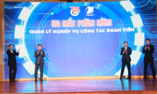 Các đại biểu nhấn nút ra mắt Phần mềm quản lý nghiệp vụ công tác đoàn viên. Ảnh: Bảo Anh