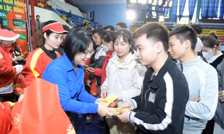 Trao tặng 600 phần quà cho công nhân đón Tết 