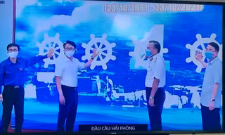 Các đại biểu phát động các hoạt động kỷ niệm 60 năm Ngày mở đường Hồ Chí Minh trên biển (23/10/1961 - 23/10/2021), với chủ đề “60 năm - Huyền thoại Đường Hồ Chí Minh trên biển” tại điểm cầu Hải Phòng.