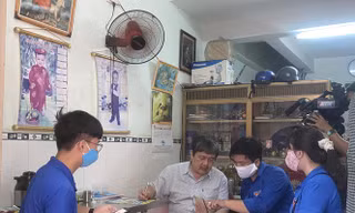Các đội thanh niên tình nguyện tỉnh Bình Định "đến từng ngõ, gõ từng nhà" hỗ trợ người dân khai báo y tế. 