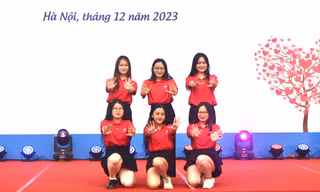 Đông đảo bạn trẻ xếp hàng tham gia hiến máu 