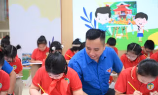 Học sinh Hà Nội tham gia Ngày hội sắc màu vẽ tranh về tình nguyện