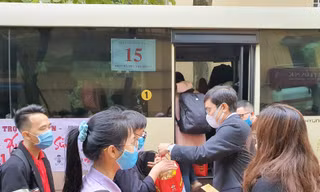 Anh Bùi Quang Huy, Ủy viên dự khuyết T.Ư Đảng, Bí thư Thường trực T.Ư Đoàn, Chủ tịch T.Ư Hội Sinh viên Việt Nam tặng quà sinh viên về quê đón Tết Nguyên đán.