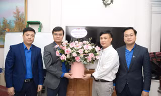 Bí thư thường trực T.Ư Đoàn Bùi Quang Huy (thứ hai từ trái qua) tặng hoa, chúc mừng thầy giáo Nguyễn Hồng Hải, nhân Ngày Nhà giáo Việt Nam 20/11. Ảnh: Dương Triều