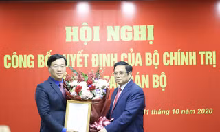 Ông Phạm Minh Chính trao quyết định cho anh Lê Quốc Phong. Ảnh: Lâm Đăng Hải