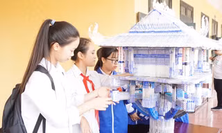 Học sinh Hà Nội thích thú với mô hình Chùa Một Cột được làm từ bút bi đã qua sử dụng