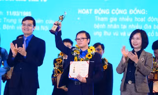Anh Bùi Quang Huy, Bí thư T.Ư Đoàn, Chủ tịch T.Ư Hội SVVN trao tặng phần thưởng Quả Cầu Vàng năm 2020. Ảnh: Dương Triều