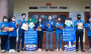 Bạn trẻ Thái Nguyên đến từng hộ dân hỗ trợ khai báo y tế. 