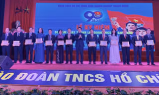Anh Nguyễn Ngọc Lương, Bí thư T.Ư Đoàn, Chủ tịch Hội đồng Đội T.Ư tặng Kỷ niệm chương Vì thế hệ trẻ cho 18 cá nhân. 
