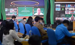 Các đại biểu trao đổi thông tin tại diễn đàn thanh niên nông thôn toàn quốc “Ứng dụng chuyển đổi số trong kết nối cung – cầu”. Ảnh: Dương Triều