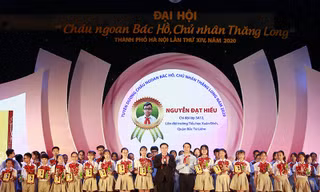 Ủy viên Bộ Chính trị, Bí thư Thành ủy Hà Nội Vương Đình Huệ; Bí thư T.Ư Đoàn, Chủ tịch Hội đồng Đội T.Ư Nguyễn Ngọc Lương trao phần thưởng cho các thiếu nhi xuất sắc làm theo lời Bác.