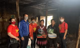 Những món quà thiết yếu được các bạn trẻ mang đến tận tay cho đồng bào dân tộc ở Xín Mần, Hà GIang trong mùa dịch COVID -19