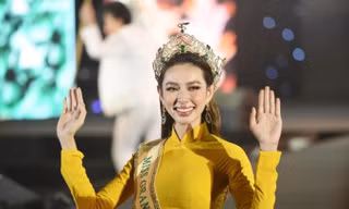 Hoa hậu Nguyễn Thúc Thùy Tiên