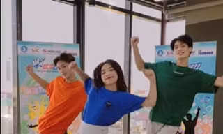 Nhóm thí sinh tham gia thử thách Tiktok “Hãy tự tin, chúng tôi đi cùng bạn” để cổ vũ sĩ tử 2k4 thi tốt nghiệp THPT 2022