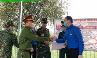 Bí thư Thành Đoàn Hà Nội bày tỏ sự sẻ chia, quyết tâm với lực lượng tuyến đầu chống dịch trong việc chung tay đẩy lùi dịch COVID -19
