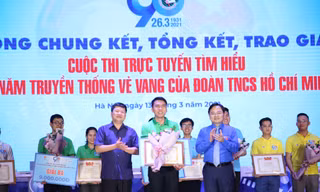 Anh Nguyễn Anh Tuấn, Ủy viên T.Ư Đảng, Bí thư thứ nhất T.Ư Đoàn, Chủ tịch T.Ư Hội LHTN Việt Nam trao giải Đặc biệt cho thầy giáo Cao Văn Nam. Ảnh: Lâm Đăng Hải