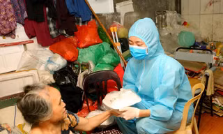 Các suất ăn được tận tay cho người lao động nghèo tại Thủ đô Hà Nội, trong giai đoạn 1 của chương trình Triệu bữa cơm - Hà Nội nghĩa tình. 